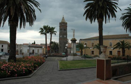Milis, Piazza e Campanile di San Sebastiano