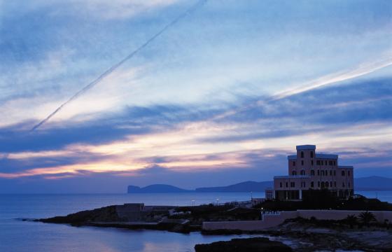 Alghero, Villa Las Tronas si specchia nel mare