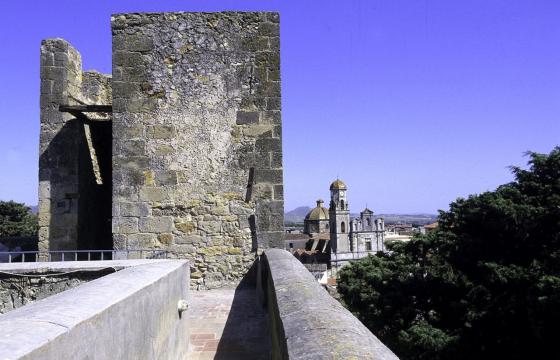 Sanluri, la parrocchiale vista dalle mura del castello