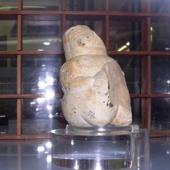Civico Museo Archeologico e Paleobotanico: statuina di dea madre