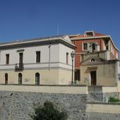 Serramanna, vecchio edificio municipale e chiesetta di San Sebastiano